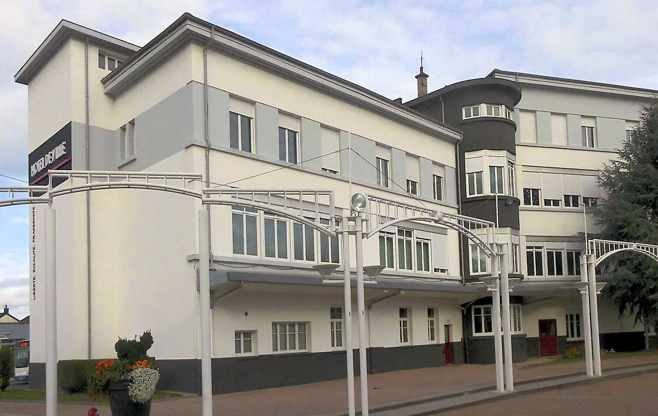 L'hôtel de ville de Golbey, côté sud-ouest