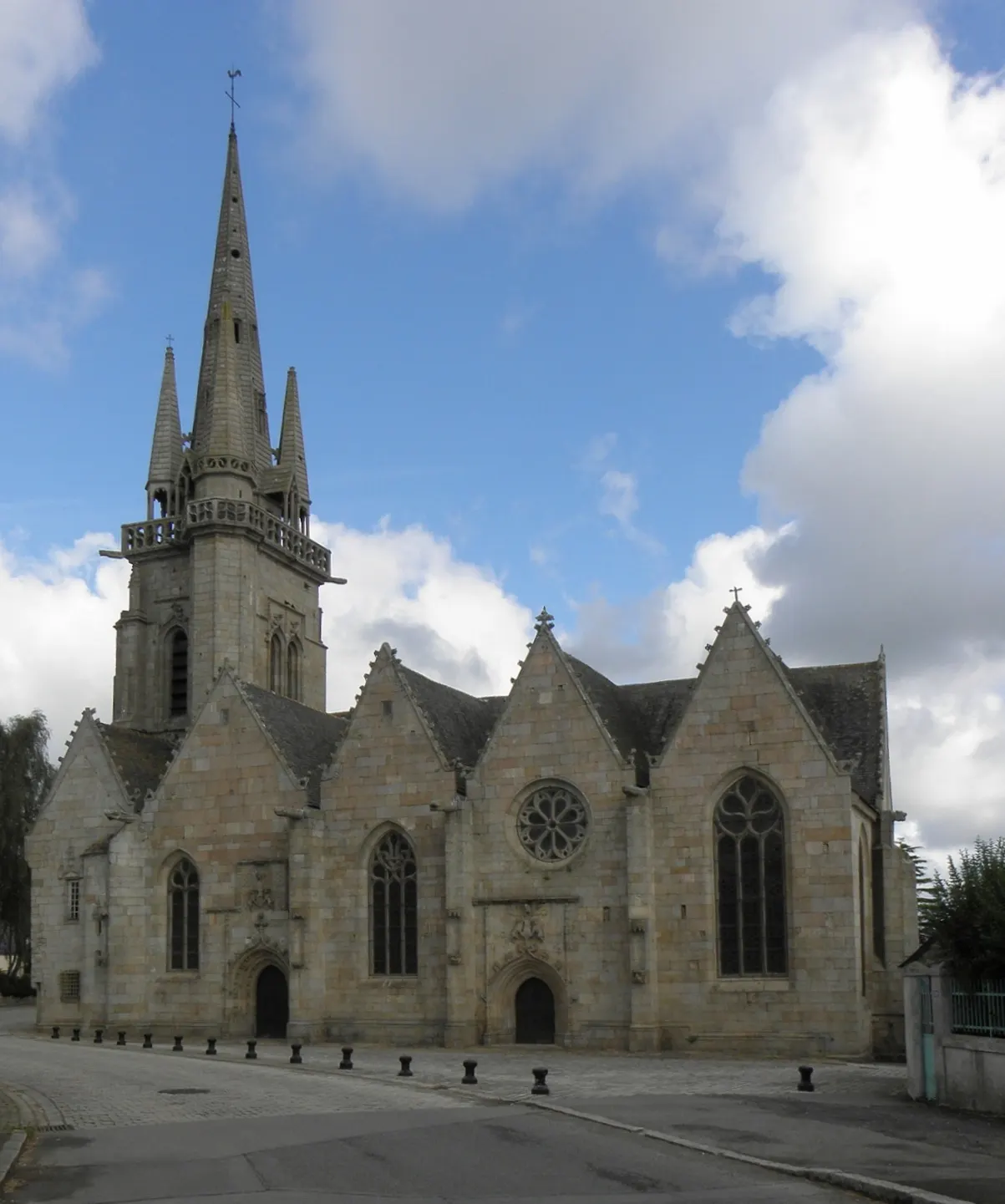 Façade méridionale de l'église Notre-Dame à Grâces (22).