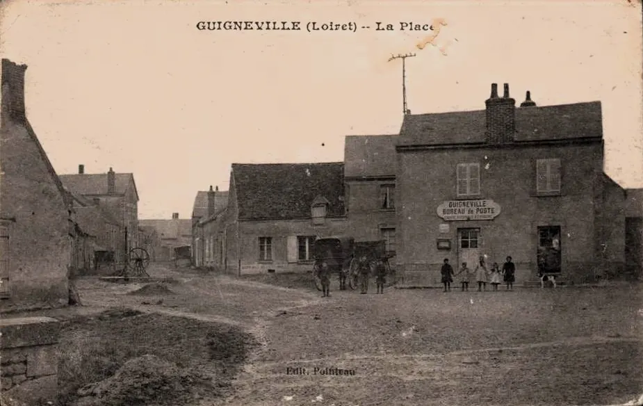 La place de Guigneville sur une carte postale ancienne, village de la région naturelle de Beauce, Loiret, France