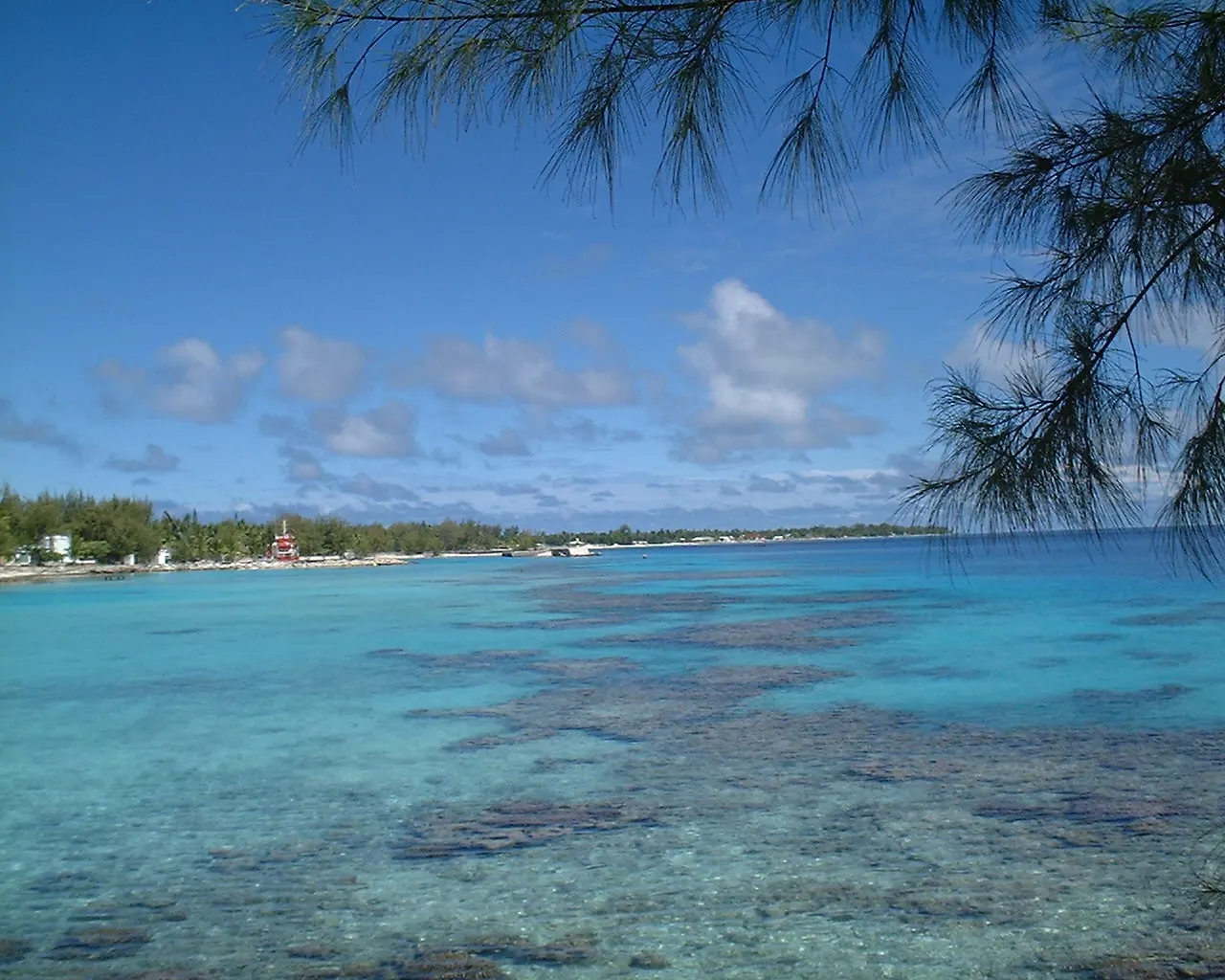 L'atoll de Hao (prise de vue : depuis l'infirmerie). On voit au loin le village d'Otepa, au milieu l'ancien club nautique avec sa vieille…