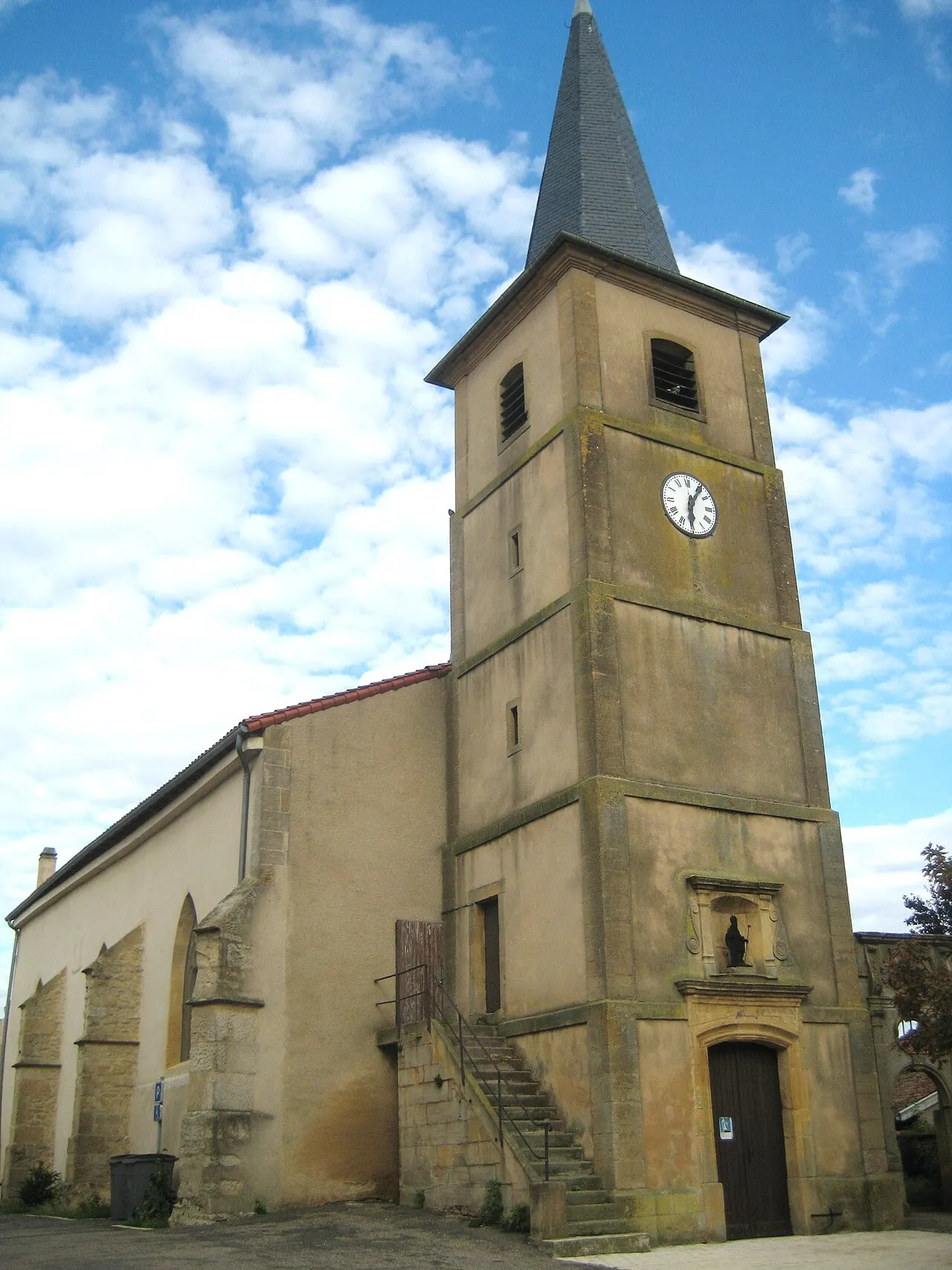 DescriptionÉglise Saint-Martin de Hatrize (vue extérieure).jpg eglise Hatrize Date 7 August 2011 Source mon appareil photo Author Aimelaime…