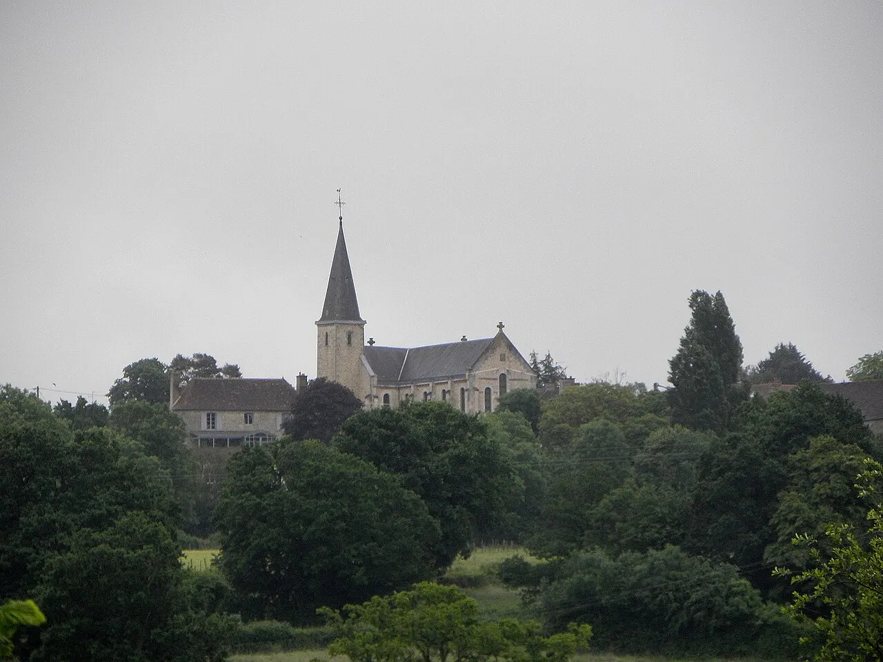 Le village d'Héloup (61) vu du pont de Mieuxcé.