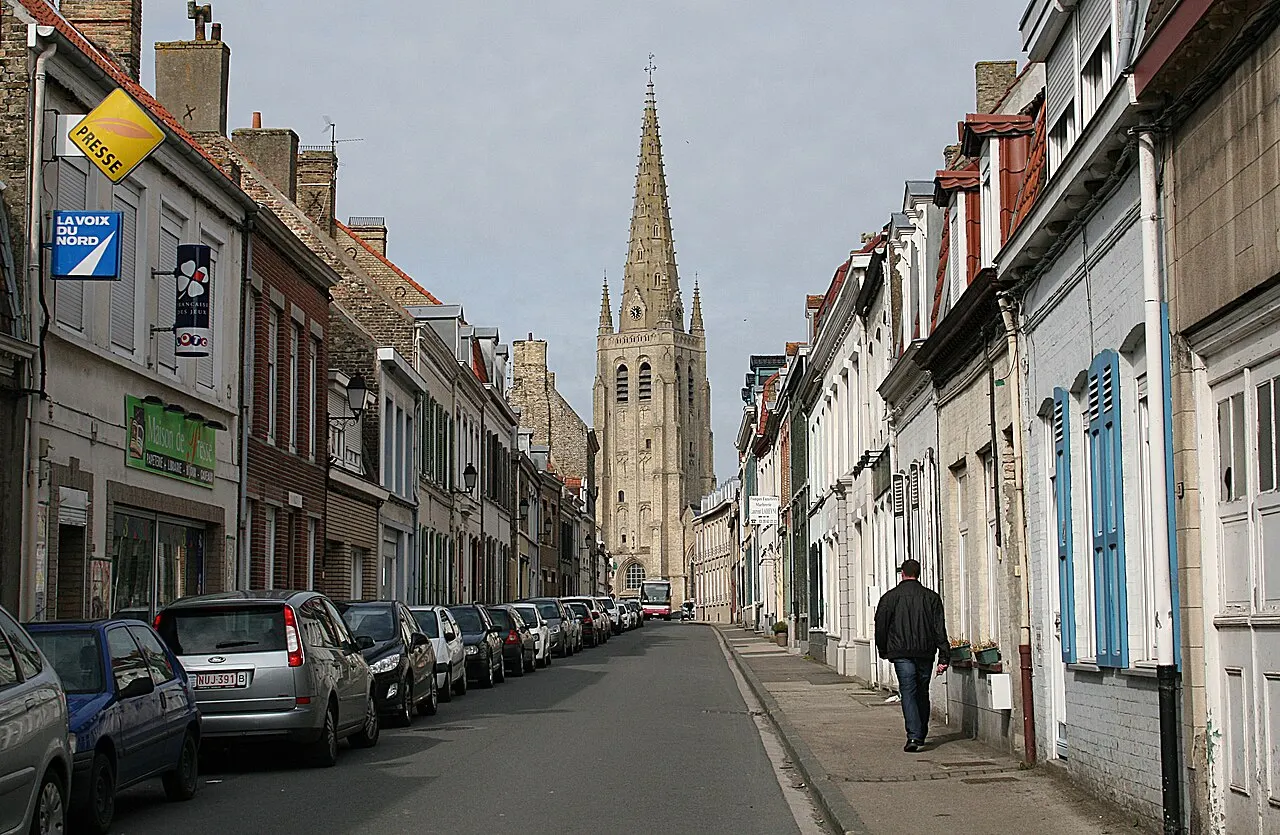 La rue de la Libération et l'église Saint-Vaast à Hondschoote (département du Nord, France).