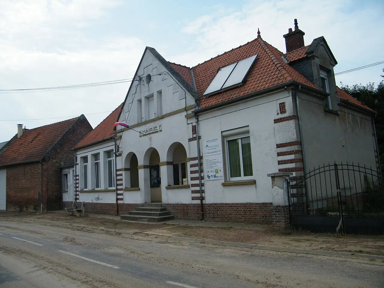 Mairie-école d'Ignaucourt, Somme, France.