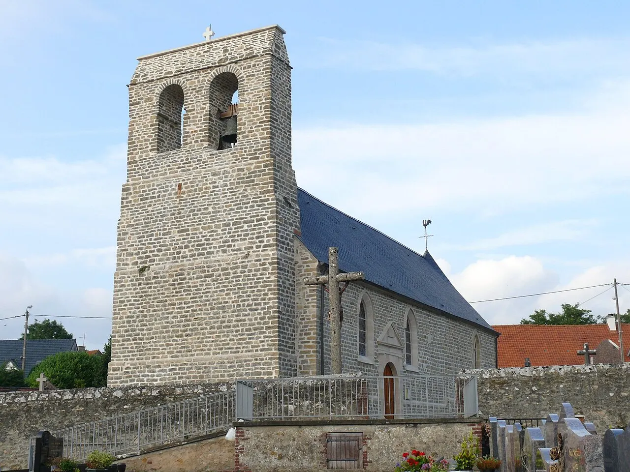 L'église Sainte-Apolline-et-Saint-Wulmer d'Isques (Pas-de-Calais, France).