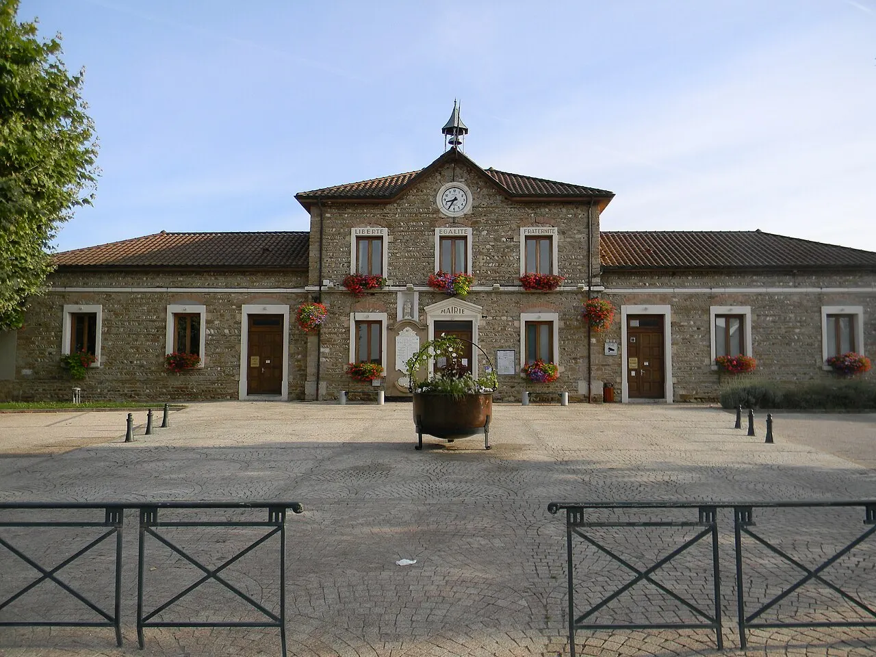 Mairie de Jons vue de face.