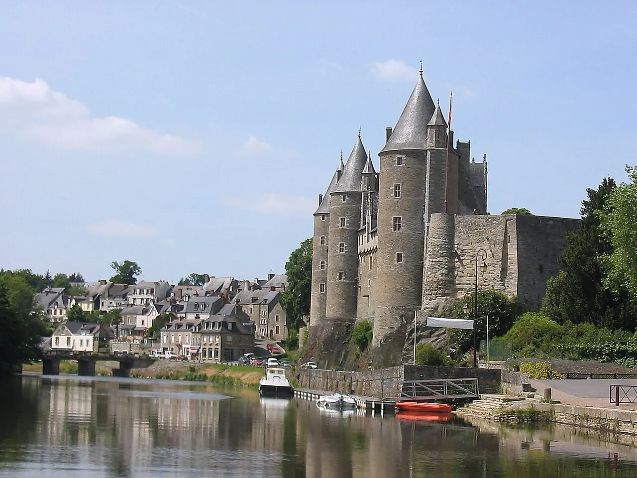 Die Burg von Josselin hoch über dem Fluss Oust, Bretagne, Frankreich
