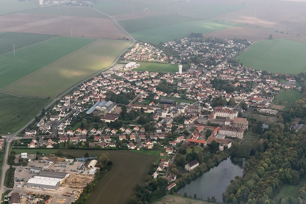 Vue aérienne de Juilly lors d'un vol entre RNS et CDG.