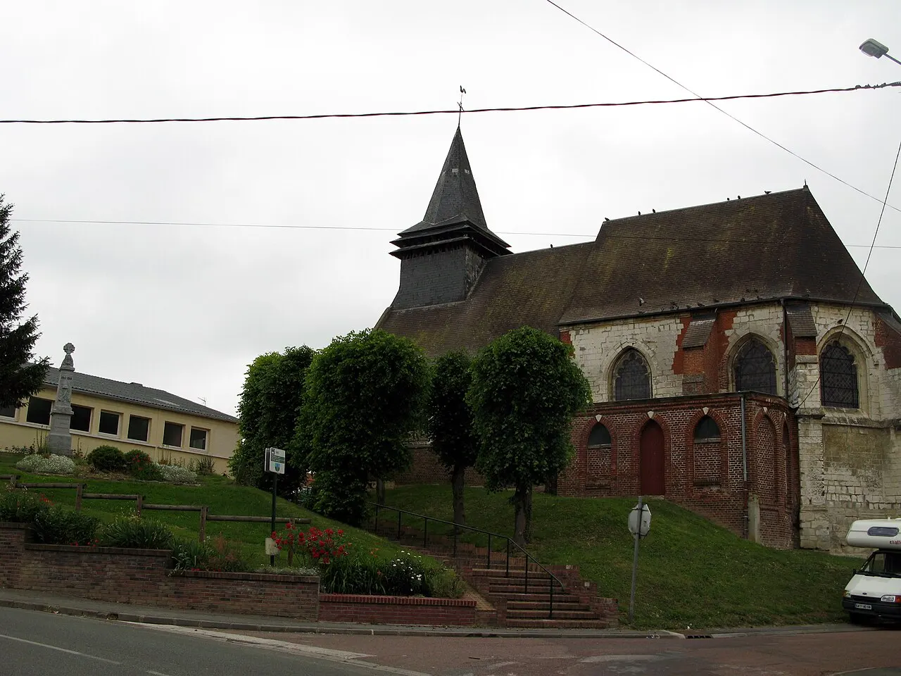 Jumel (Somme, France) - L'église et le monument aux morts.