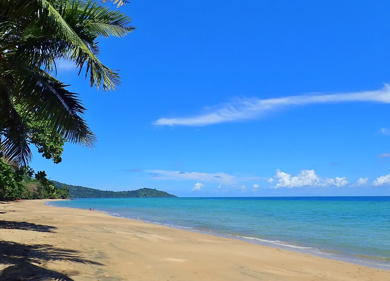 Plage de N'gouja (commune de Kani-Kéli), vue de l'ouest.