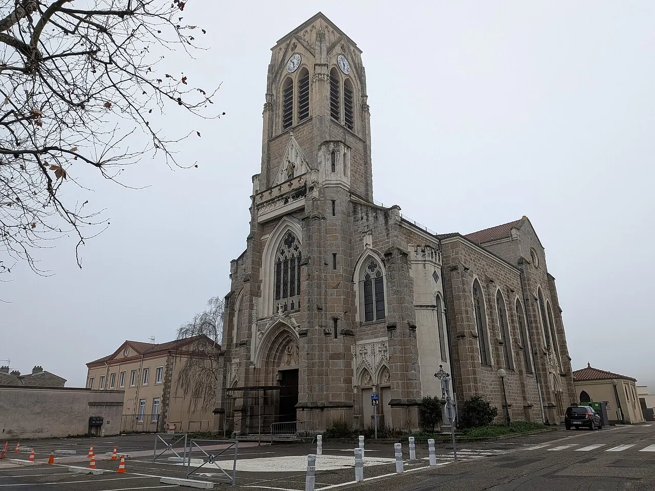 Vue de l'église Saint-Nicolas de L'Horme (Loire, France).