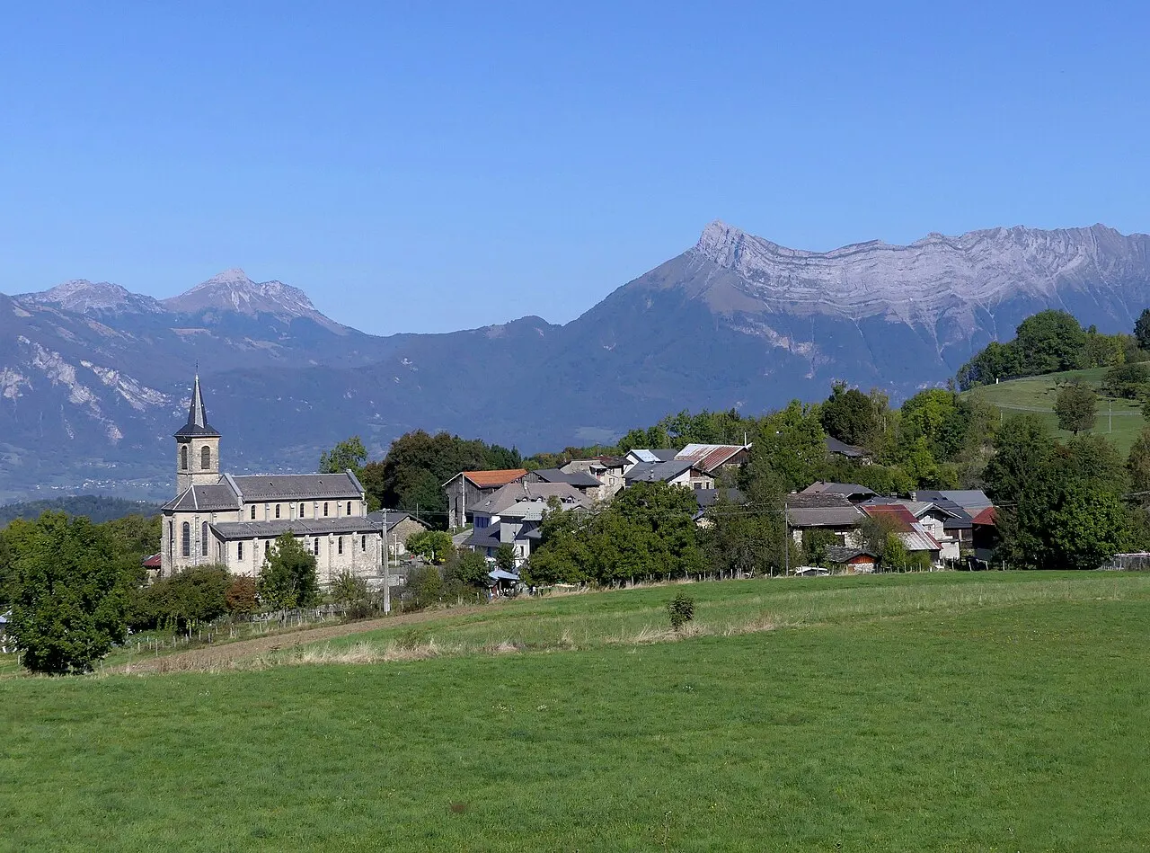 Vue du village de La Table dans la Combe de Savoie, en Savoie.
