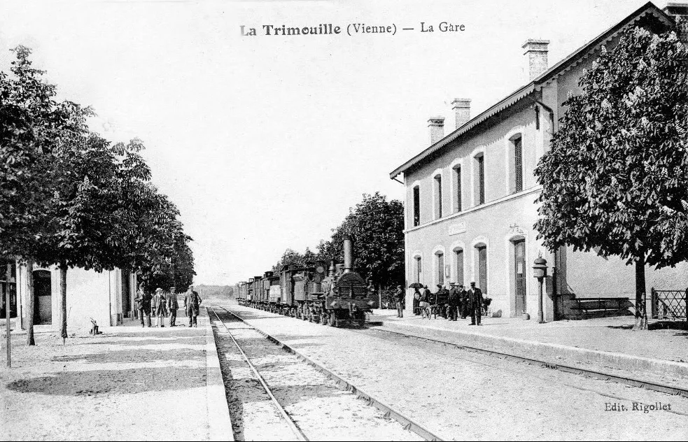 Intérieur de la gare avec desserte d'un train vapeur vers 1900.