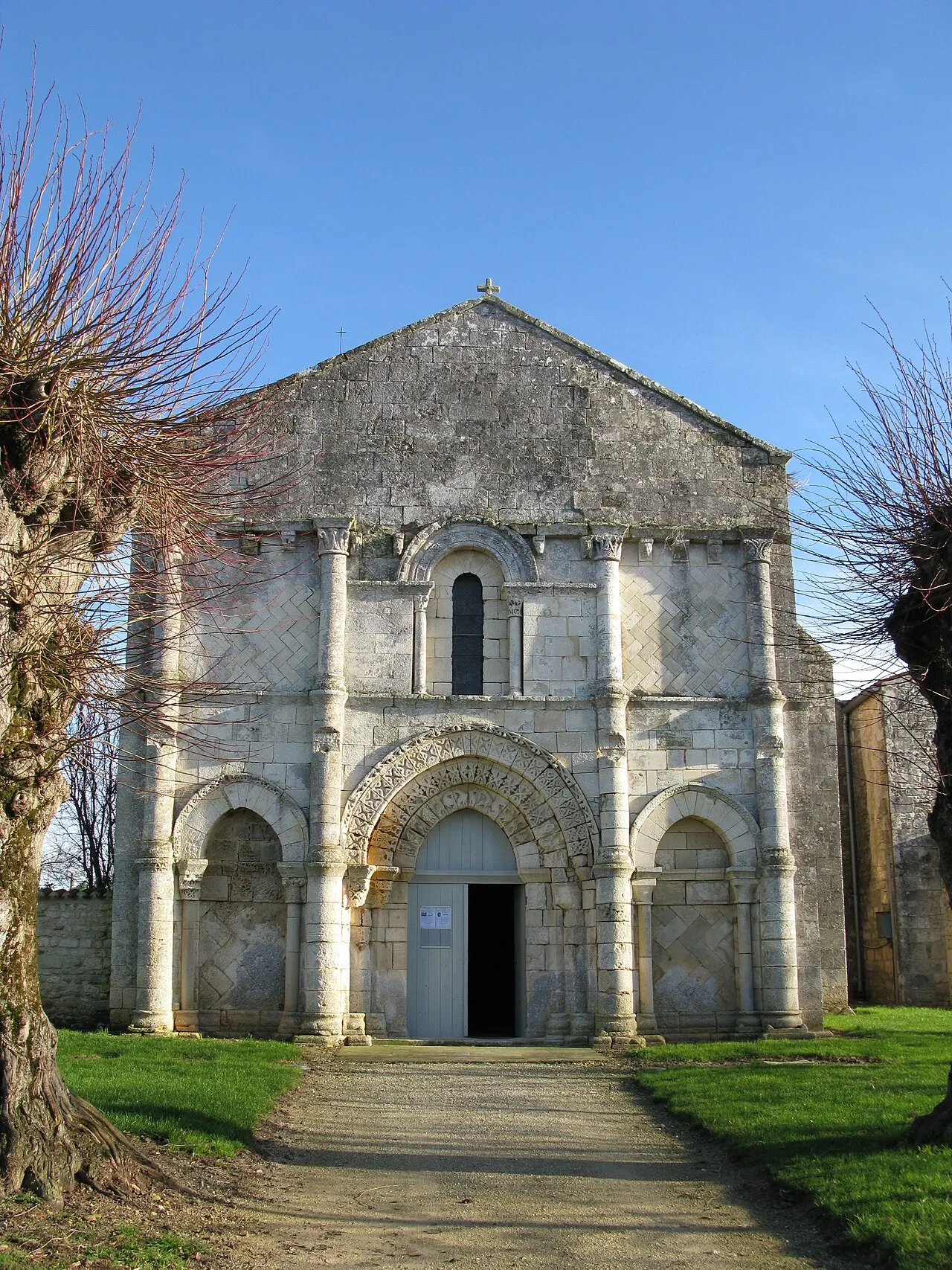 Église Saint-Vivien de La Vallée.