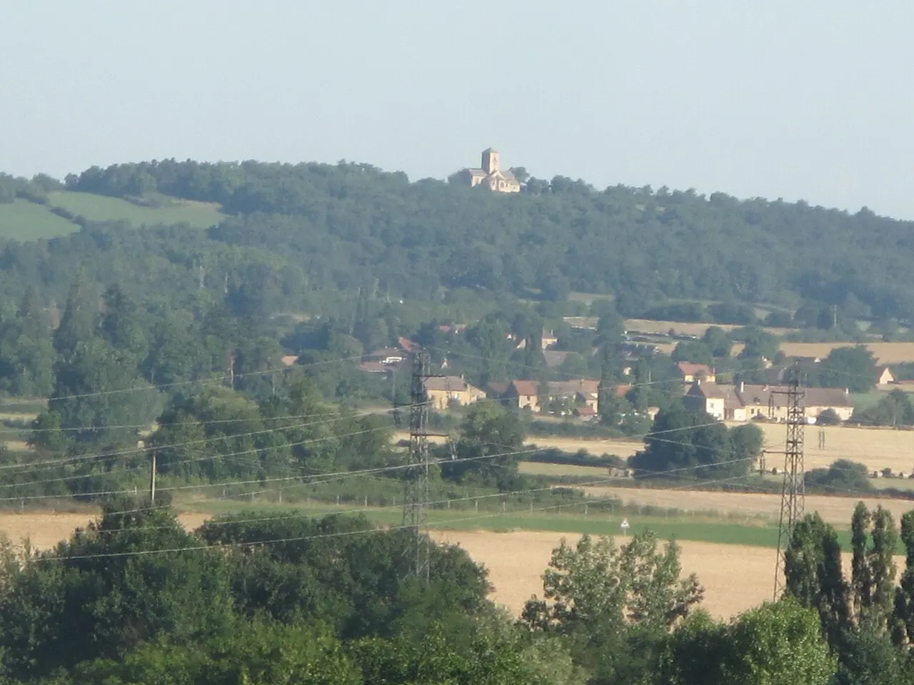 Vue éloignée de l'église de Saint-Martin de Laives, Saône-et-Loire