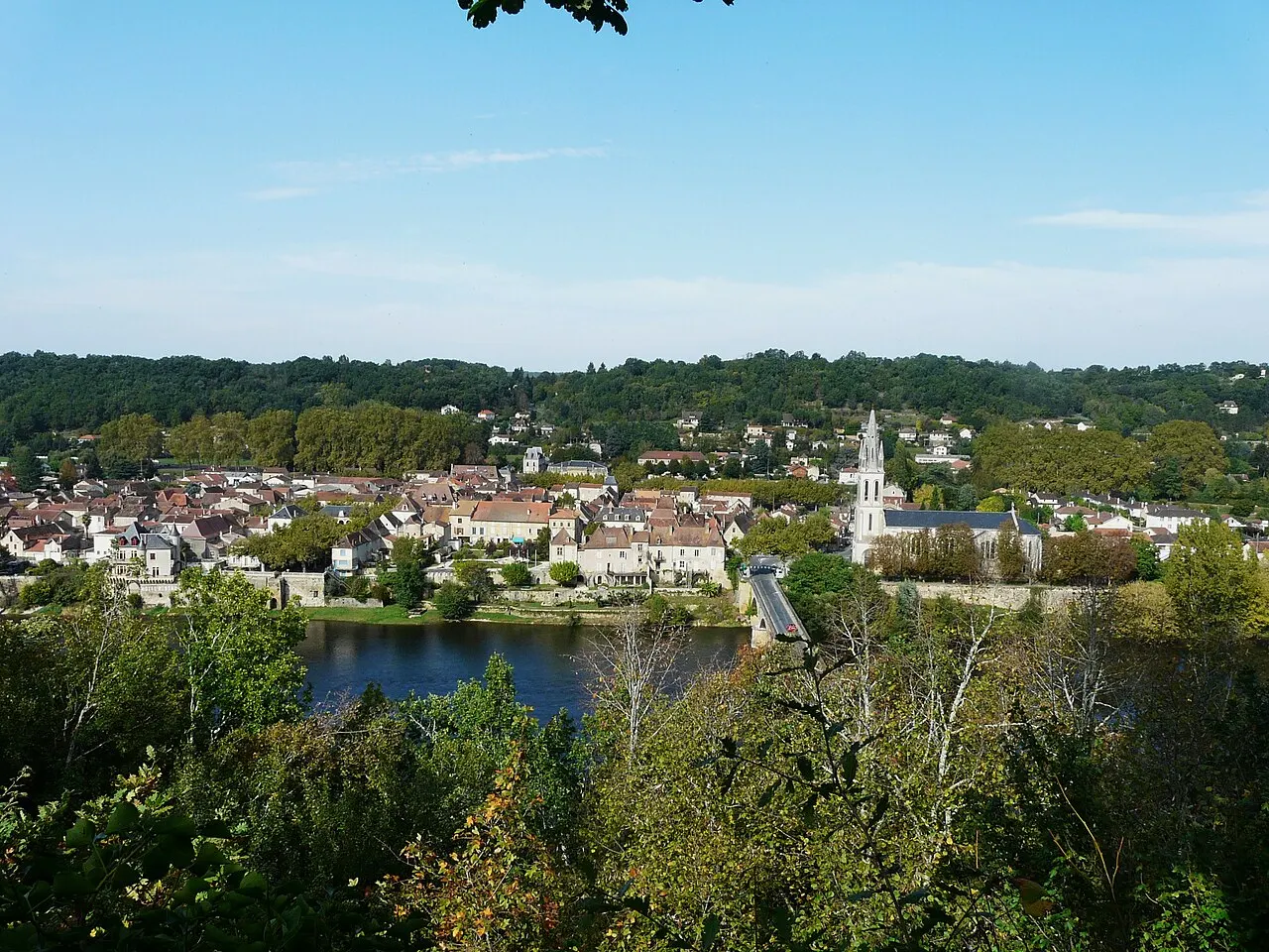 Vue générale de la ville de Lalinde, baignée par la Dordogne, département de la Dordogne, France. Vue prise depuis l'église Saint-Front de…