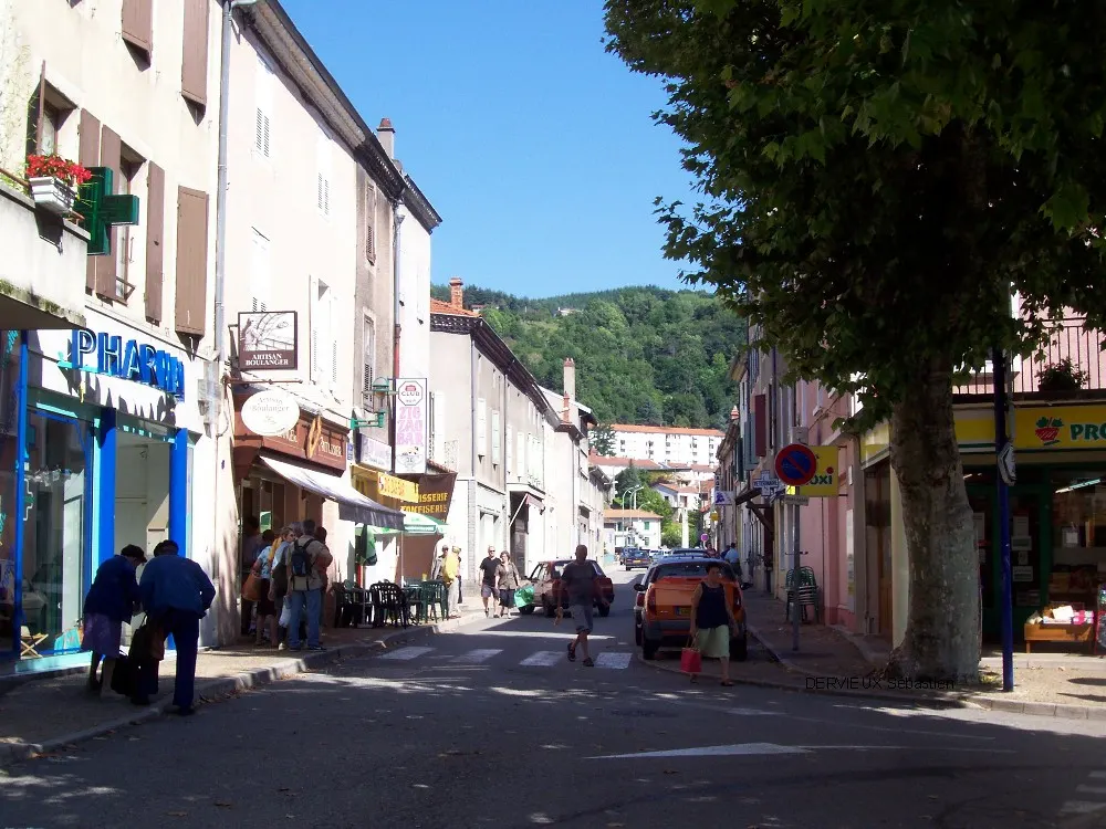 Une rue commerçante à Lamastre