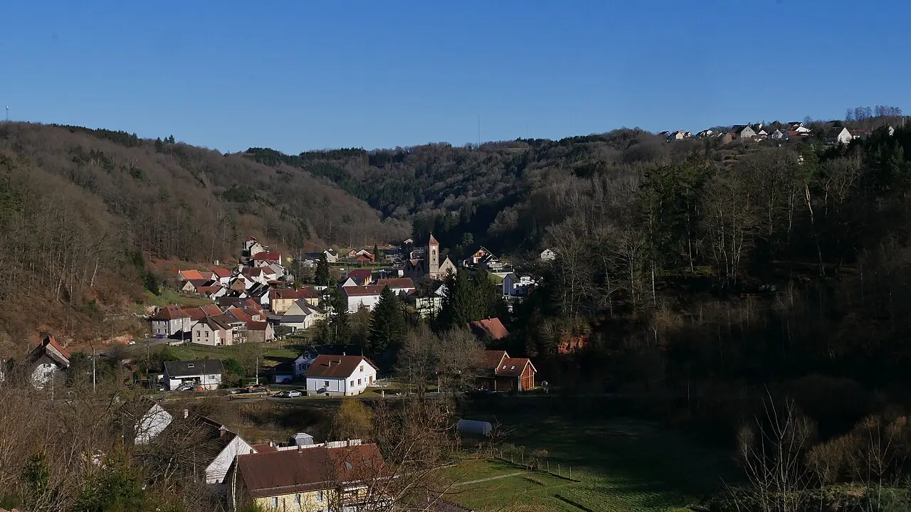 Vue du village avec l'église de l'Immaculée-Conception et l'annexe de Glasenberg.