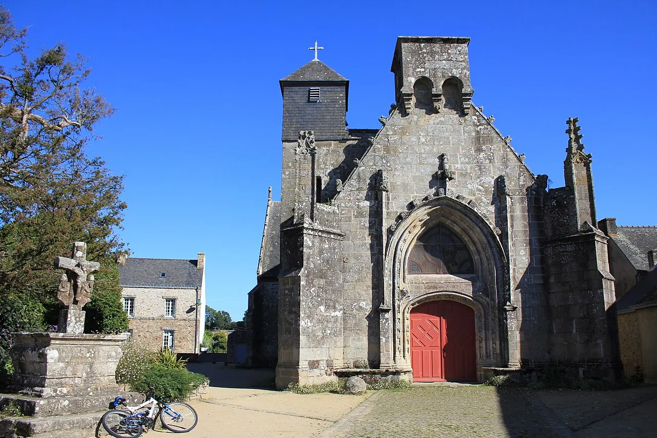 Église Saint-Théleau (Landaul) : vue générale avec croix