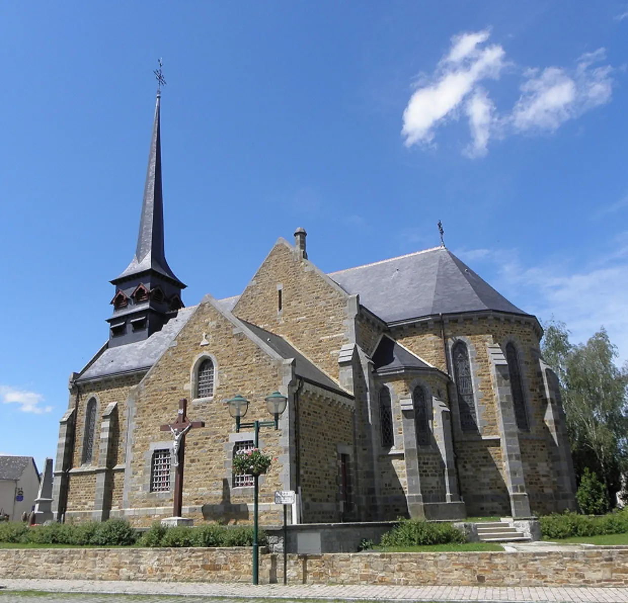 Chevet et flanc méridional de l'église Saint-Martin et Saint-Pierre de Langan (35).