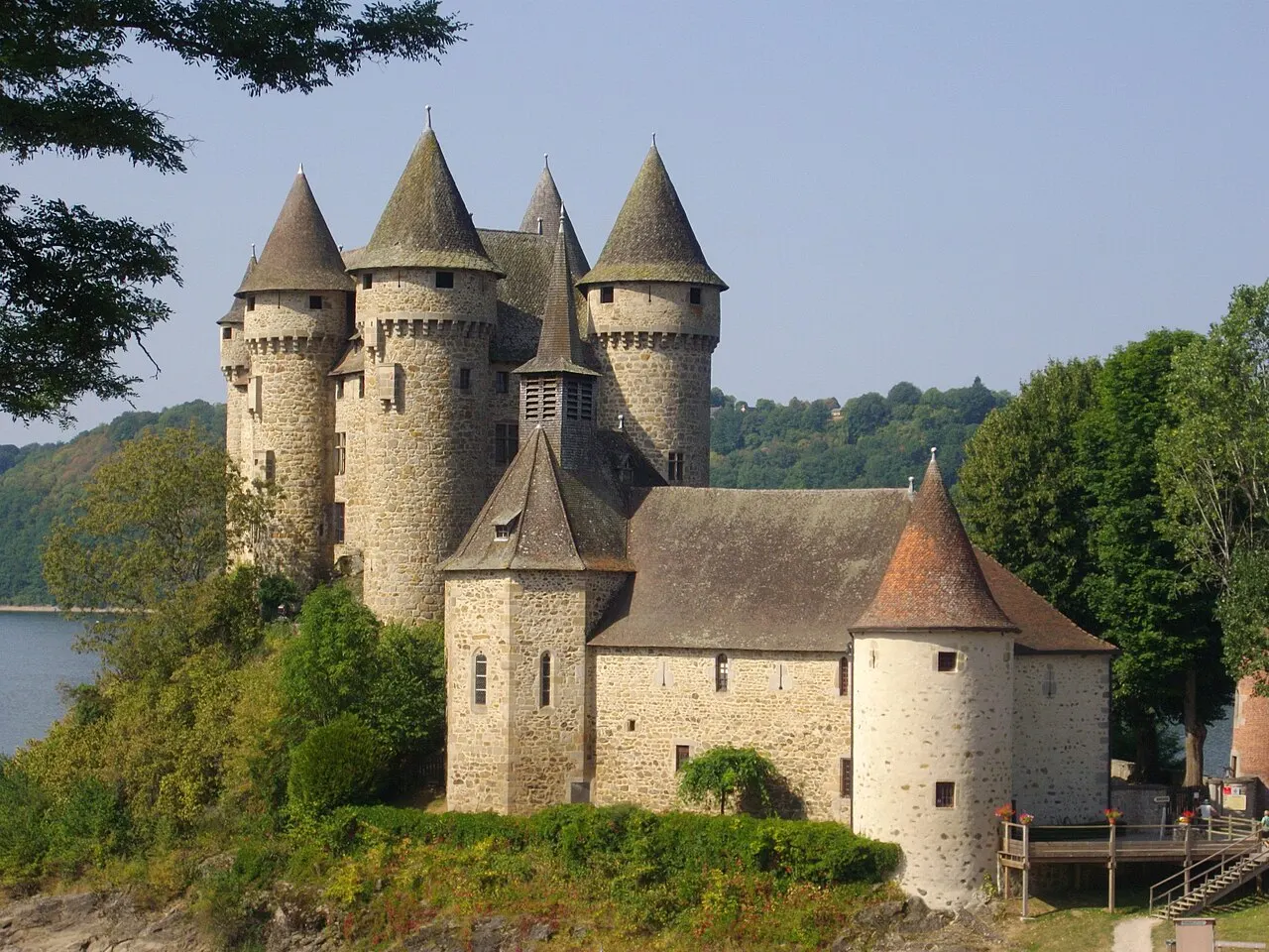 Château de Val à Lanobre (Cantal, France)