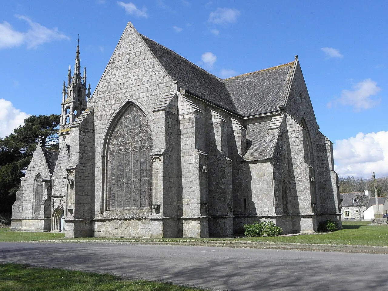 Vue méridionale de la chapelle N.D. de la Cour en Lantic (22).