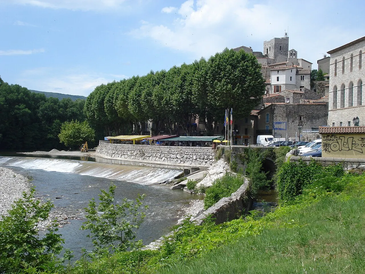 Laroque (Hérault, Fr) église, la rivière Hérault, avec une retenue.