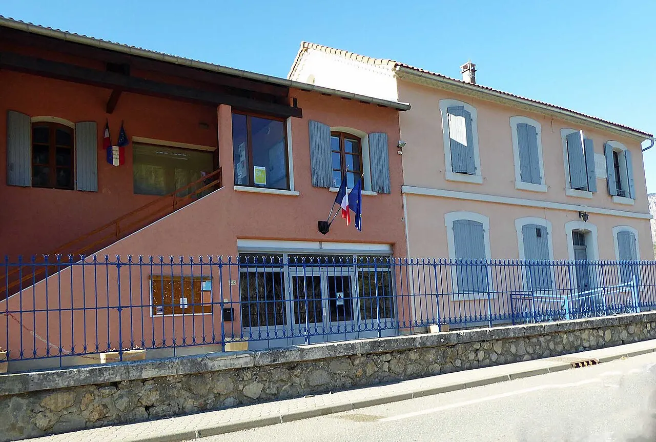 mairie isolée sur la route en contrebas du village