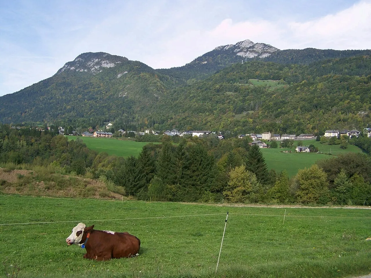Vue de la commune du Châtelard dans le massif des Bauges en Savoie.