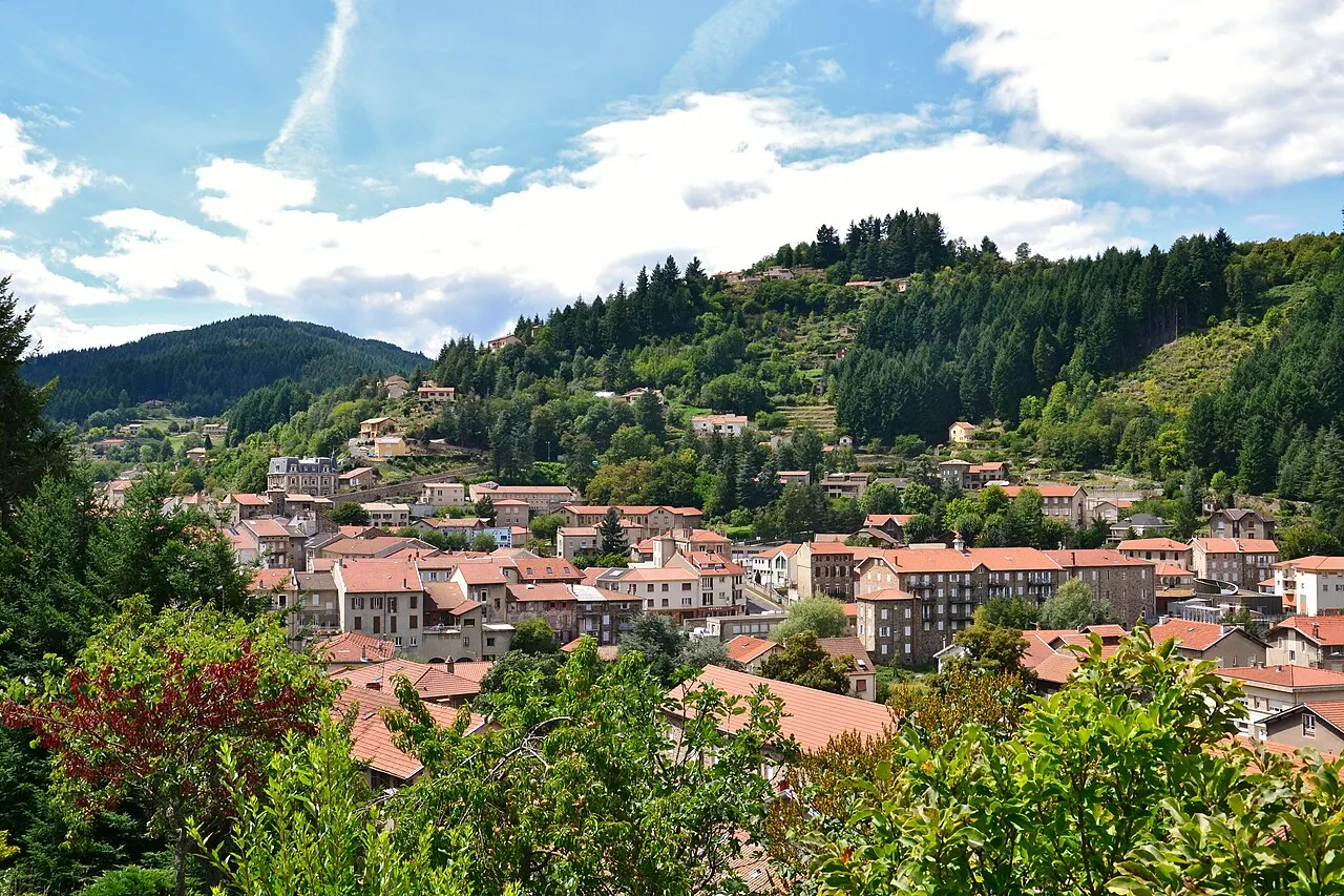 Vue de la ville du Cheylard (Ardèche, France) depuis la route de Saint-Christol (D264).