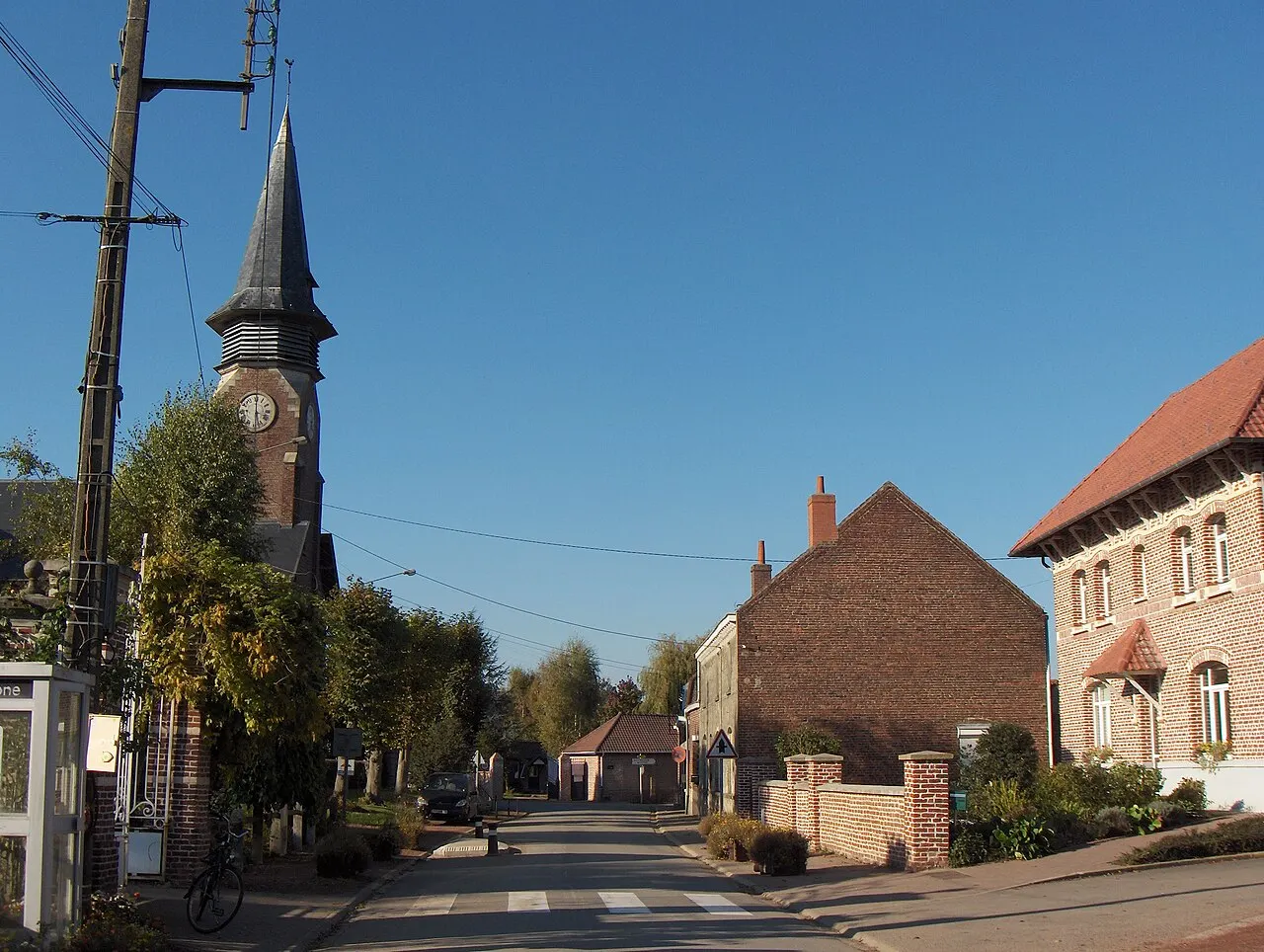 Le Maisnil (France, dept. Nord), centre du village, rue de l'Eglise, vue vers le nord, avec l'église Saint-Pierre à gauche et l'ancienne…