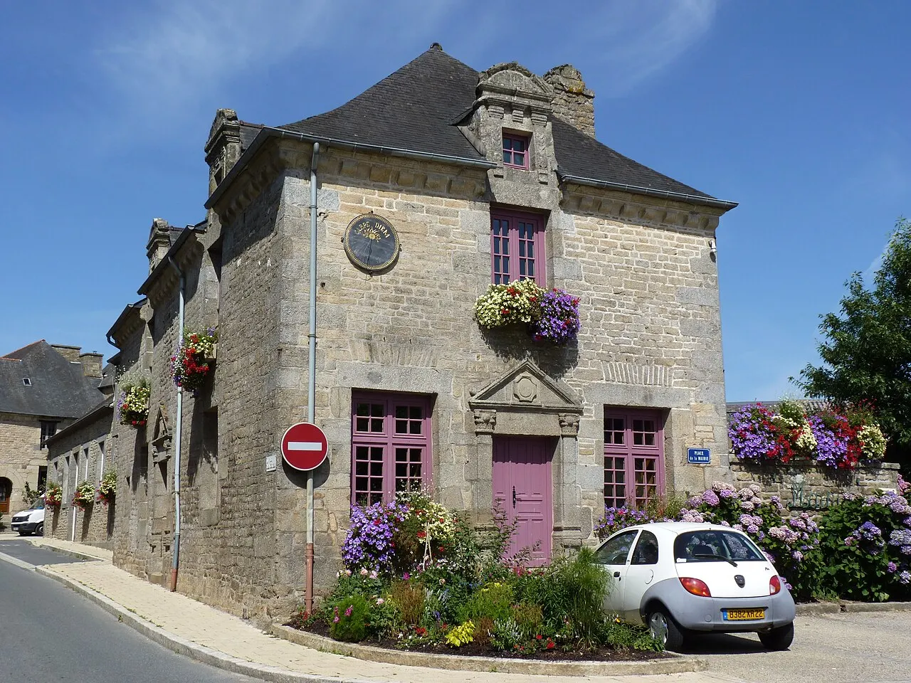 Maison du 17ème siècle. Aujourd'hui mairie de Collinée.