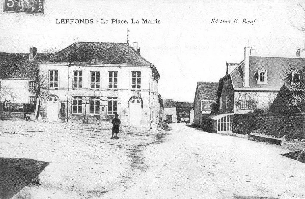 Carte postale ancienne La place et la mairie de Leffonds, Haute-Marne, France
