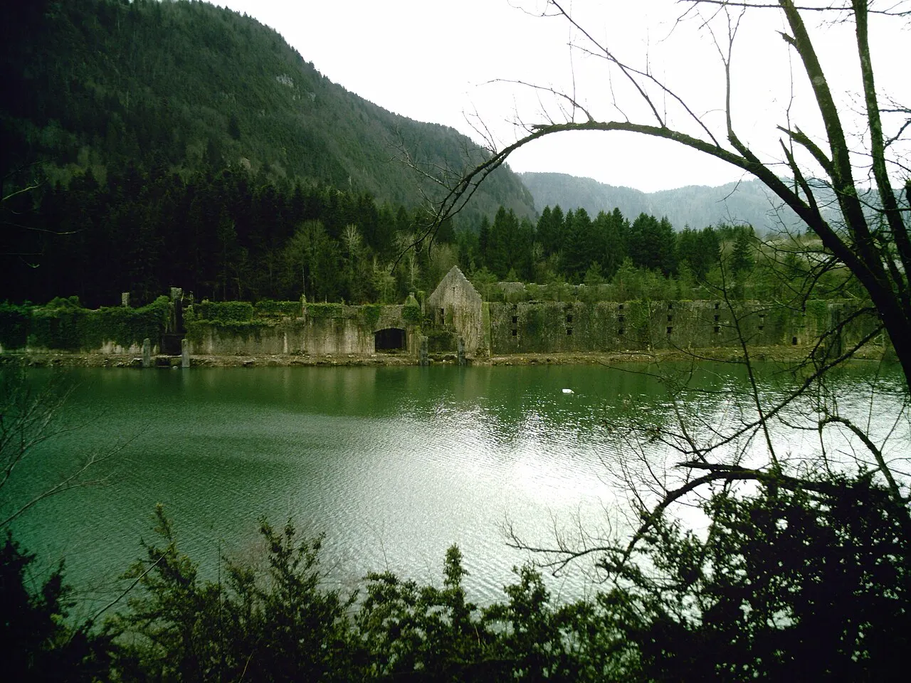 L'ancienne glacière du lac de Sylans située au bord du lac, du côté des Neyrolles (Ain)