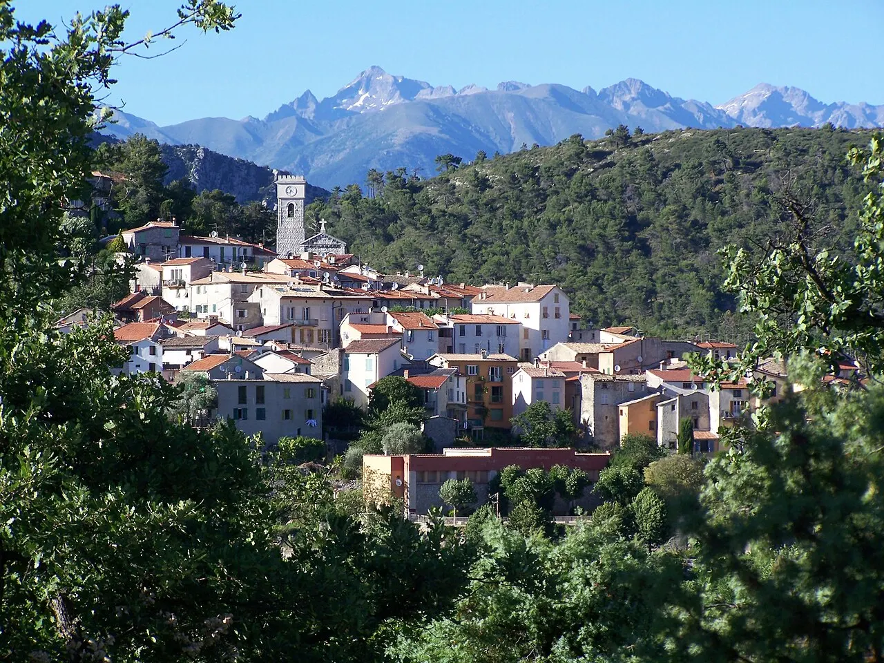Village de Levens (alt:600m) dans le département des Alpes-Maritimes (France), vu de l'ouest avec en arrière-plan le mont Gélas…