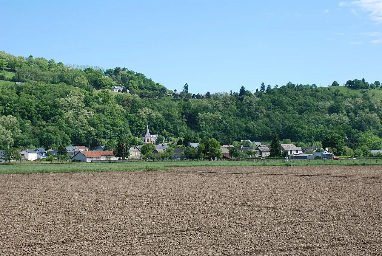 Centre du village de Lézignan photographié depuis la route départementale de Lourdes à Bagnères de Bigorre, au lieu dit Piole. Le village…