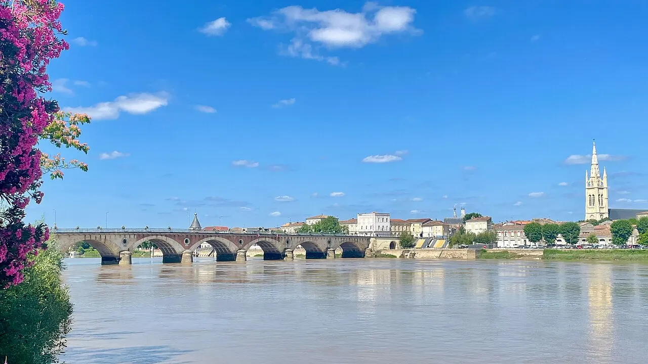 Vue sur le pont de pierre et le clocher de Libourne