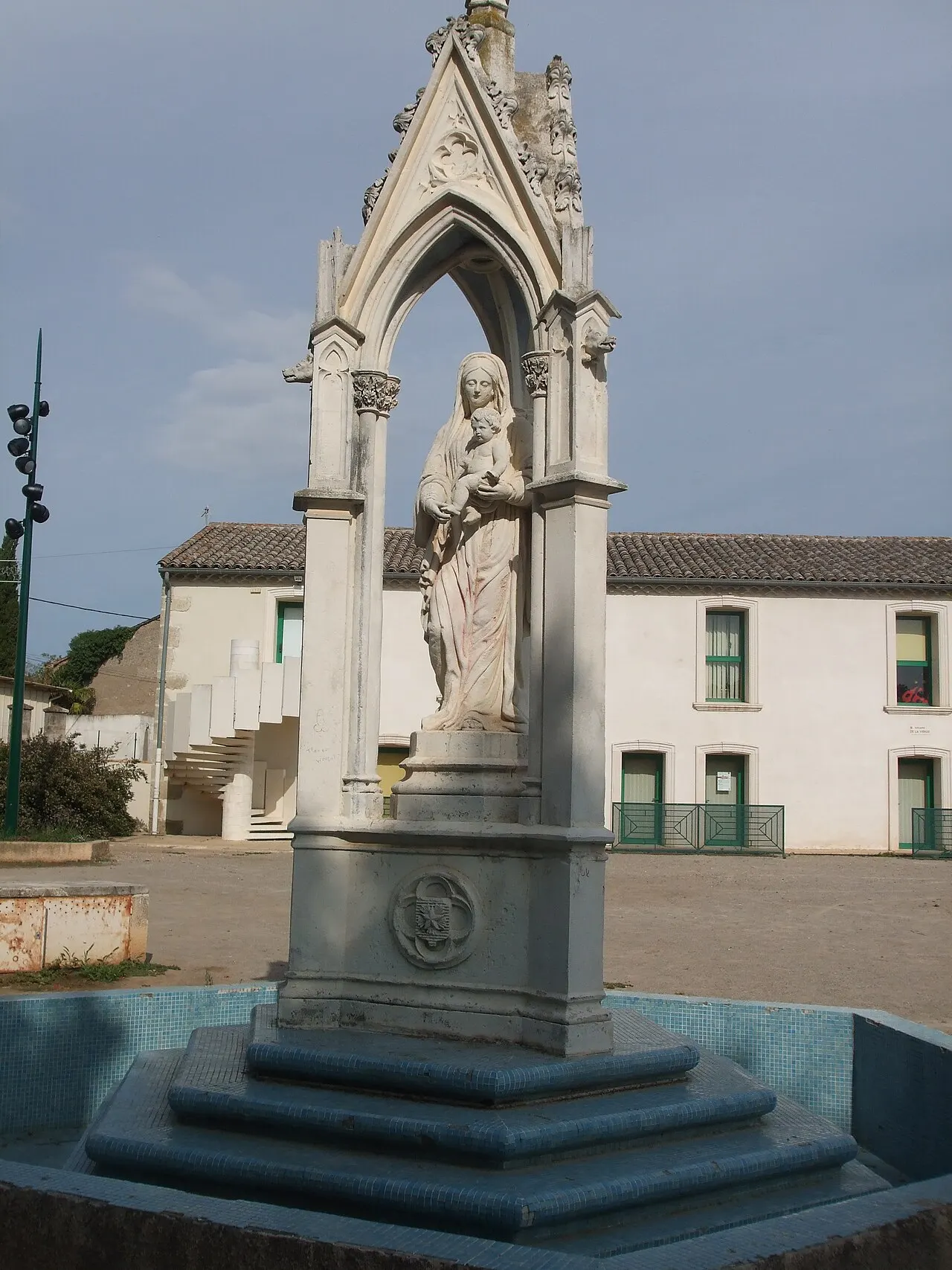 Lignan-sur-Orb (Hérault) - Monument avec statue de la Vierge