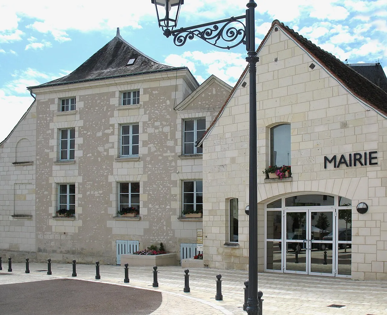 Mairie de Ligueil, Indre-et-Loire, France. La seigneurie qui sert de mairie depuis 1921, est un ensemble de bâtiments du XVIIe siècle. La…
