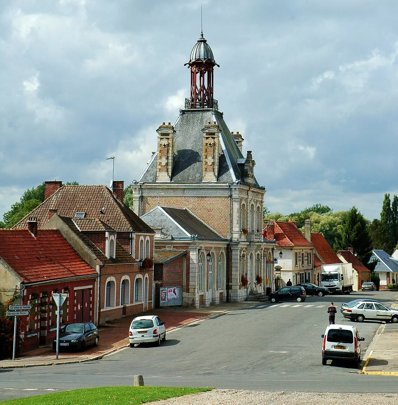Long (Somme, France). La place centrale et l'hôtel-de-ville, vus depuis la petite esplanade du château.