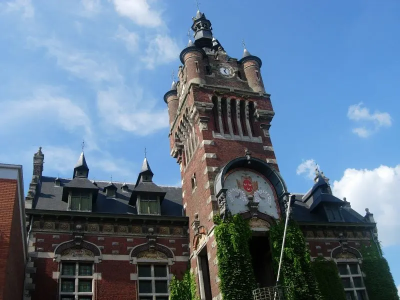 Hôtel de Ville de Loos et son beffroi, inscrit au Patrimoine Mondial de l'UNESCO en 2005.