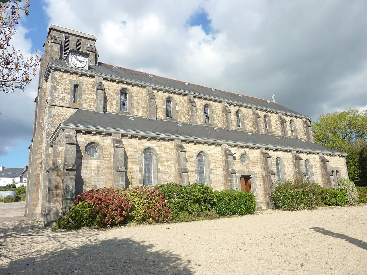 Loperhet : l'église paroissiale vue de côté