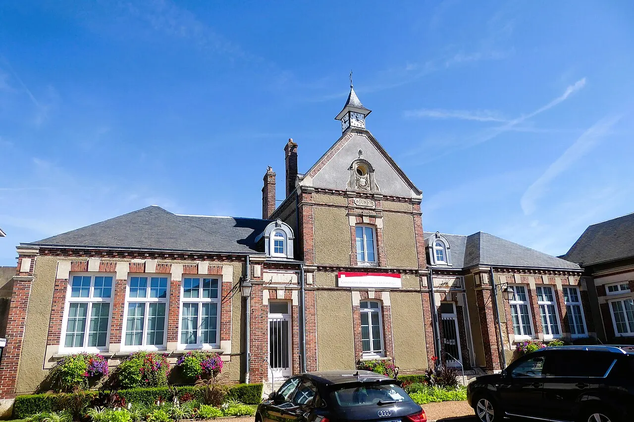 Conservatoire de musique et d'art dramatique dans l'ancienne mairie-école de Lucé, Eure-et-Loir, France.
