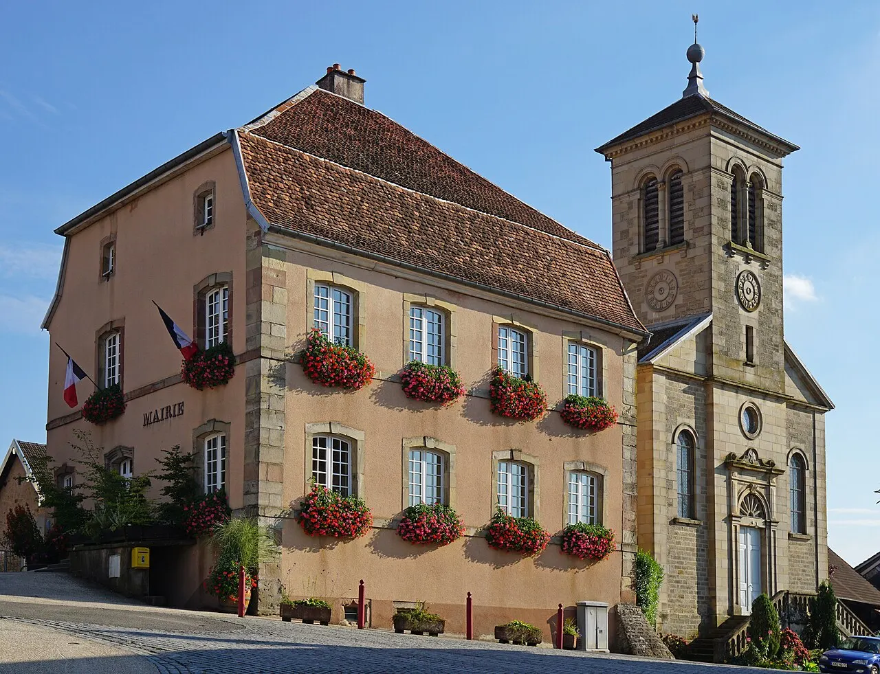 Le temple et la mairie de Luze.