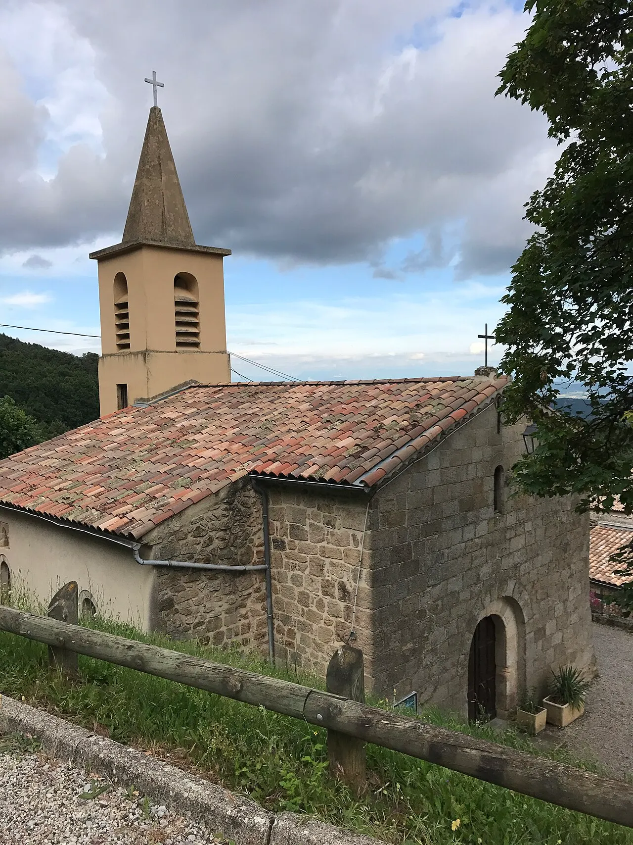 Image du village de Lyas, dans l'Ardèche, en France.