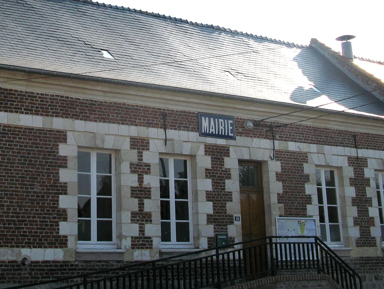 Macquigny (Aisne, France) - La mairie. (Le soleil de face a provoqué des reflets parasites importants.)