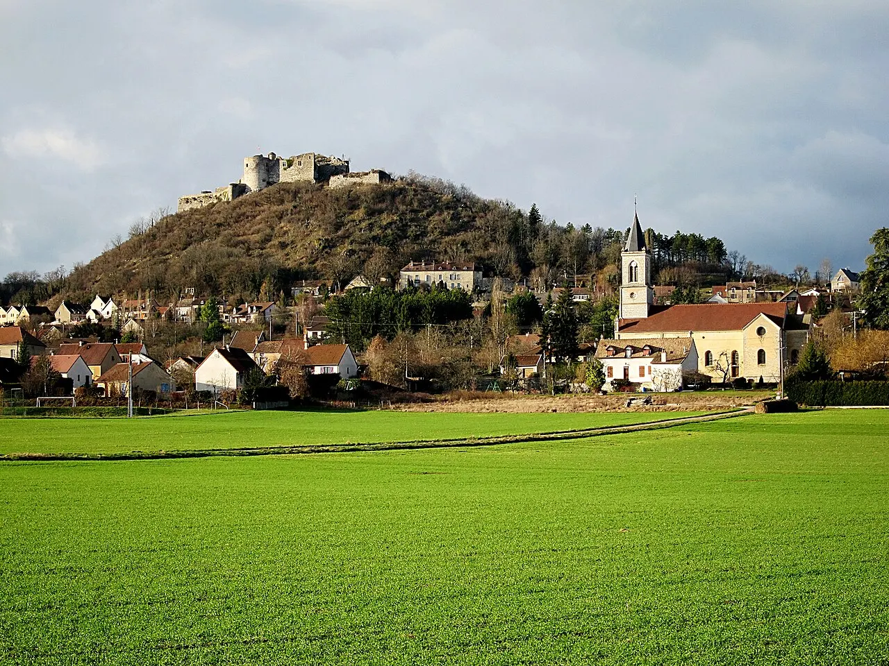Le château et l'église de Mâlain (Côte-d'Or).