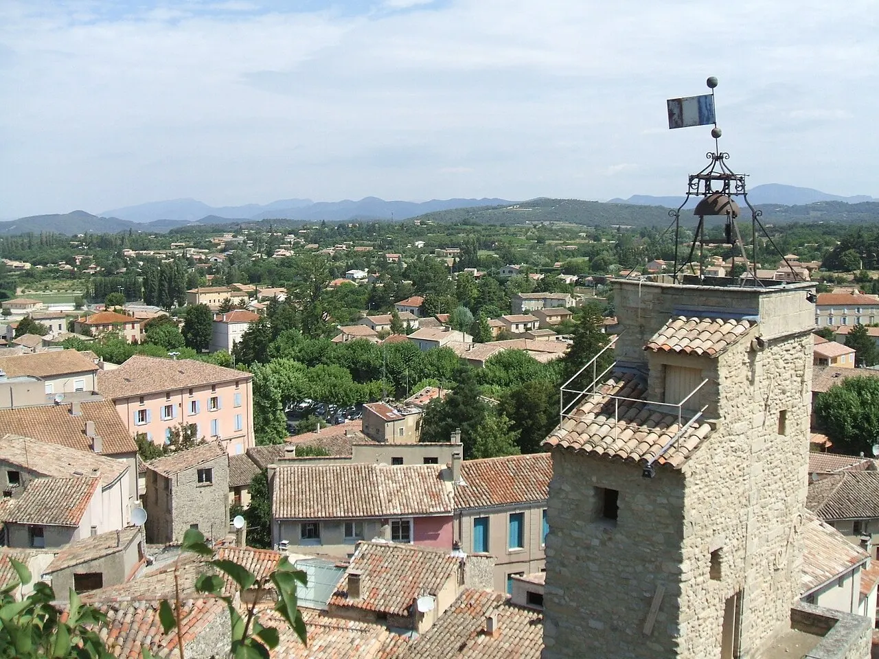 Malaucène (Vaucluse, Provence-Alpes-Côte-d'Azur, France) : le beffroi (1482-1532) vu depuis le site du château, avec une vue panoramique de…