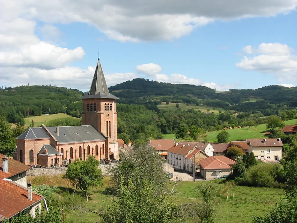 Vue du village de Mandray, commune française située dans le département des Vosges et la région Lorraine. On y voit l'église, la mairie et…