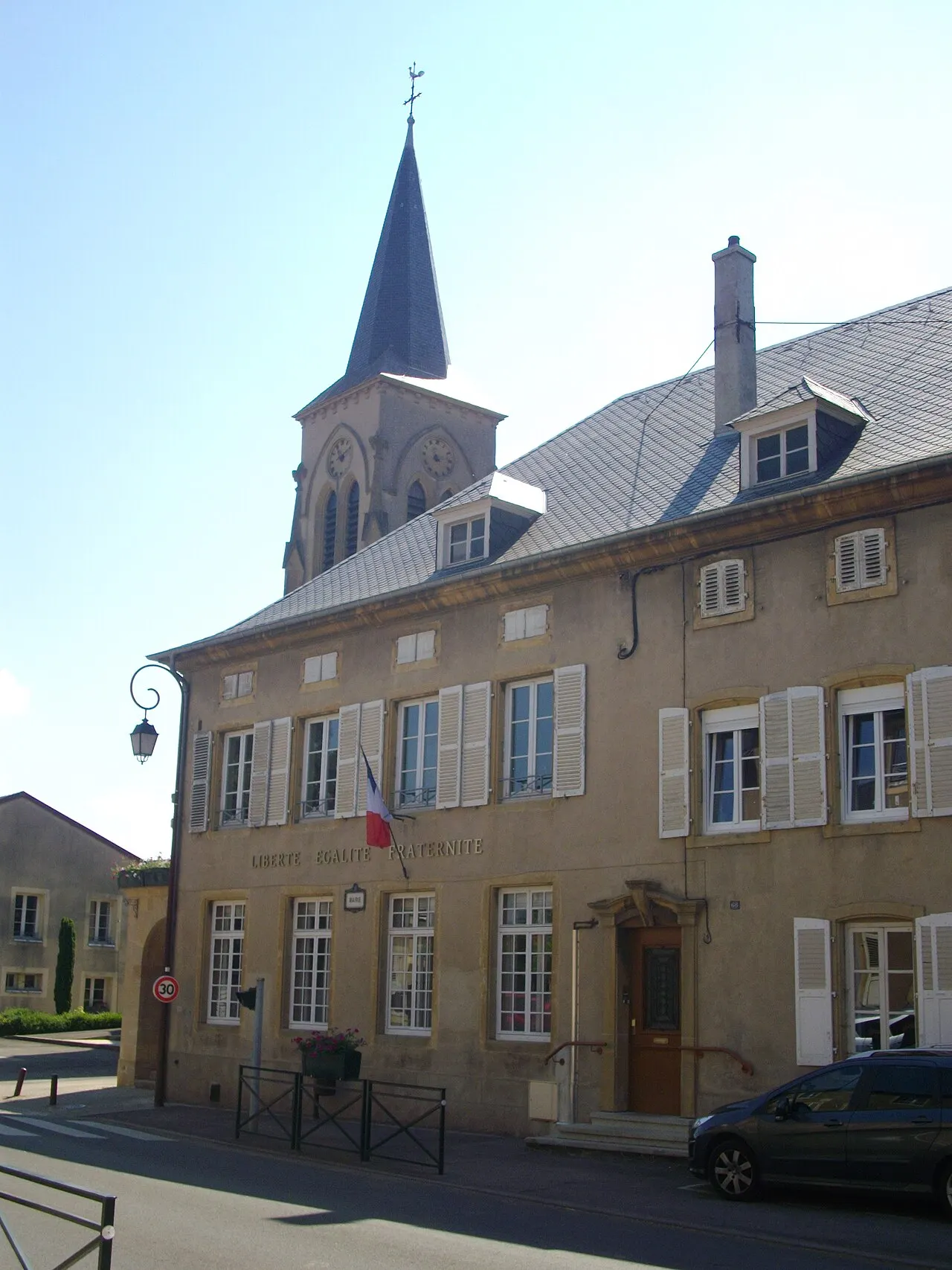 Mairie et église de Manom (Moselle, France)
